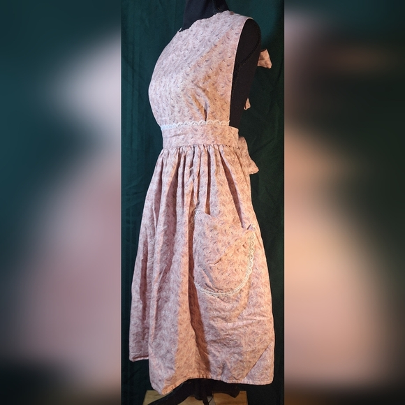 Vintage Homemade Pioneer Apron in Pink with a Delicate Print - Picture 3 of 7